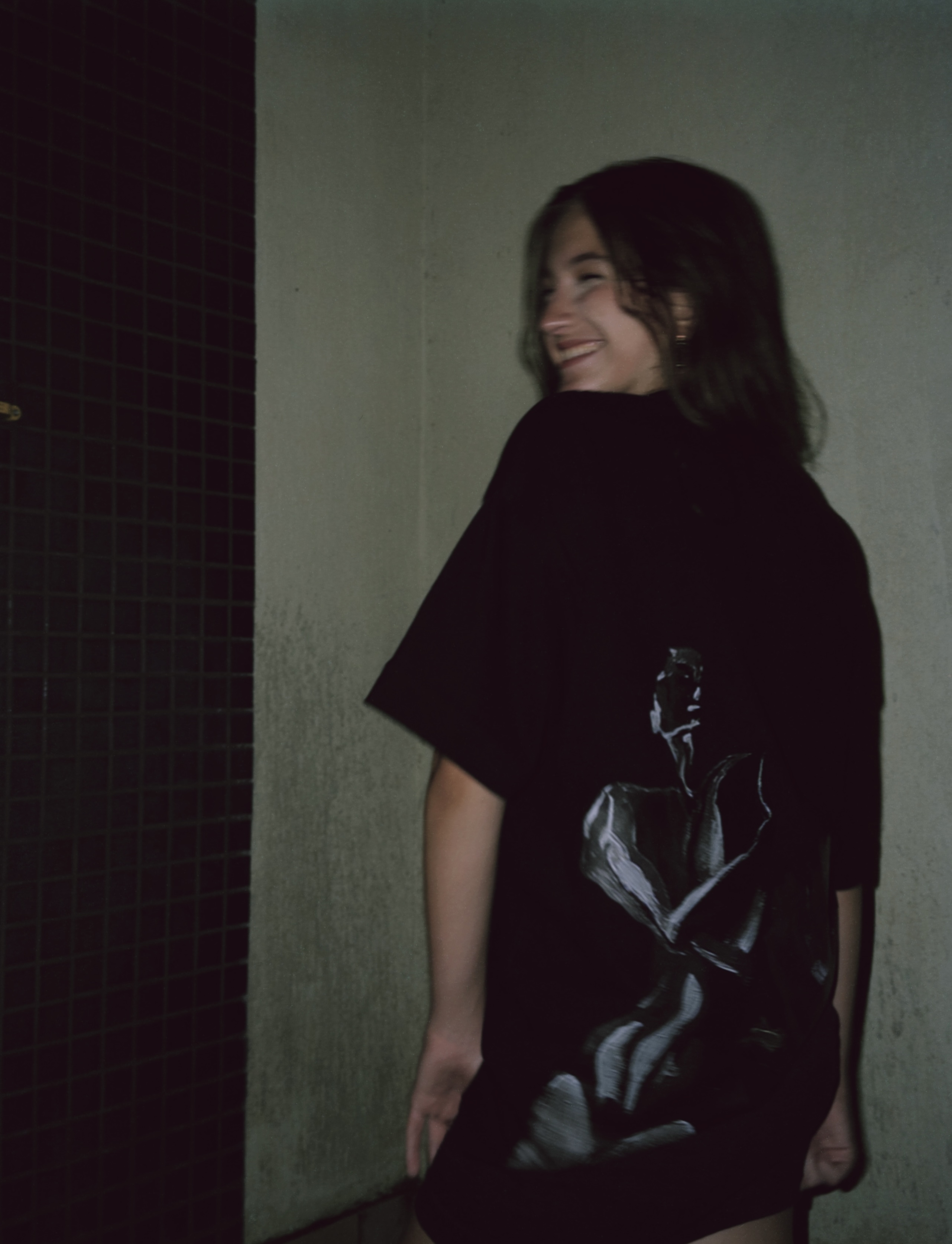 Modelo mostrando a estampa posterior da Nocturne Rose